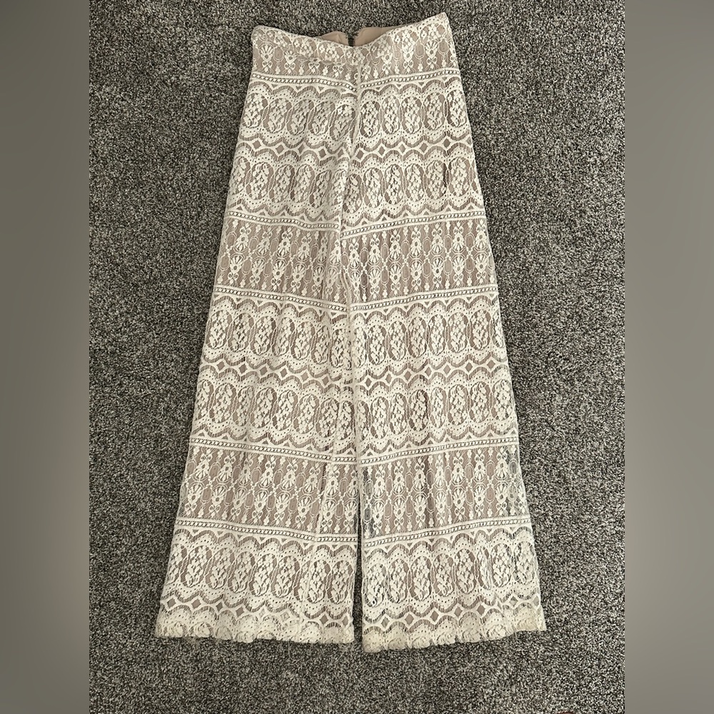 Alice + Olivia size size 4 lace pants with lining. Ivory color.